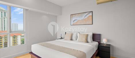 مكتب ومساحة عمل للكمبيوتر المحمول ومكواة/لوح كي وواي فاي مجانًا