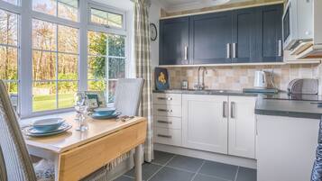 Réfrigérateur, micro-ondes, plaque de cuisson, grille-pain