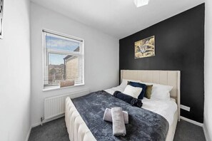 3 bedrooms, iron/ironing board, WiFi, bed sheets - Rochester family retreat near castle & cafés. A tastefully decorated cosy home. (Rochester)
