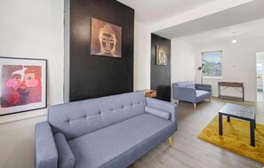 Smart TV - Rochester family retreat near castle & cafés. A tastefully decorated cosy home. (Rochester)