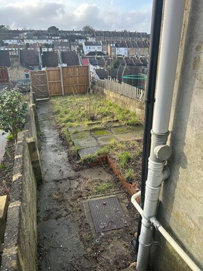 Property grounds - Rochester family retreat near castle & cafés. A tastefully decorated cosy home. (Rochester)