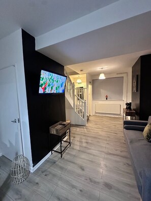 Smart TV - Rochester family retreat near castle & cafés. A tastefully decorated cosy home. (Rochester)