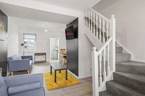 Smart TV - Rochester family retreat near castle & cafés. A tastefully decorated cosy home. (Rochester)