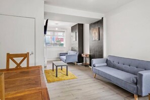 Smart TV - Rochester family retreat near castle & cafés. A tastefully decorated cosy home. (Rochester)