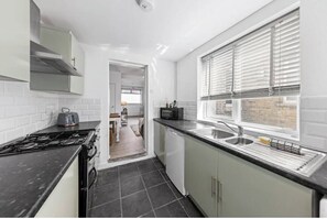 Private kitchen - Rochester family retreat near castle & cafés. A tastefully decorated cosy home. (Rochester)