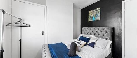 3 bedrooms, iron/ironing board, WiFi, bed sheets