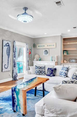 TV, fireplace - Sleeps 10 with 8 beds! Decks, decks and more decks!!! (navarre)