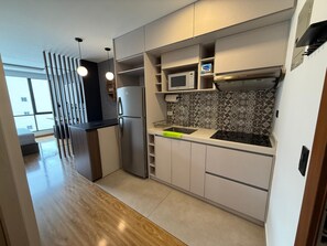 Kylskåp, mikrovågsugn, spishäll och grytor/köksredskap