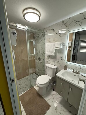 Shower, hair dryer, towels, soap - Cozy, centrally located, family-friendly apt (Cataño)