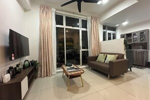 Room - ABHome [Camp Suite] Midas Seri Alam #Mall #JB (Plentong)