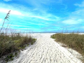 Beach nearby - Coastal Luxe  Pet-Friendly  Beach Private Balcony (Indian Rocks Beach)