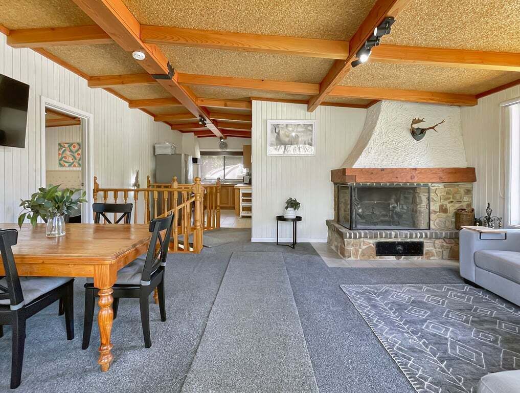 Un interior acogedor con comedor, chimenea y sala de estar.