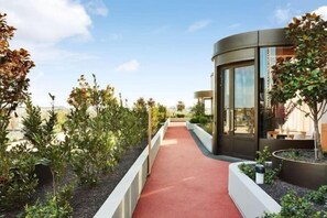 المنطقة المحيطة بالمنشأة