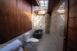 Superior Villa, Balcony, Garden View | Bathroom | Separate bathtub and shower, free toiletries, hair dryer, towels - Sunset Harvest Bali (Ubud)