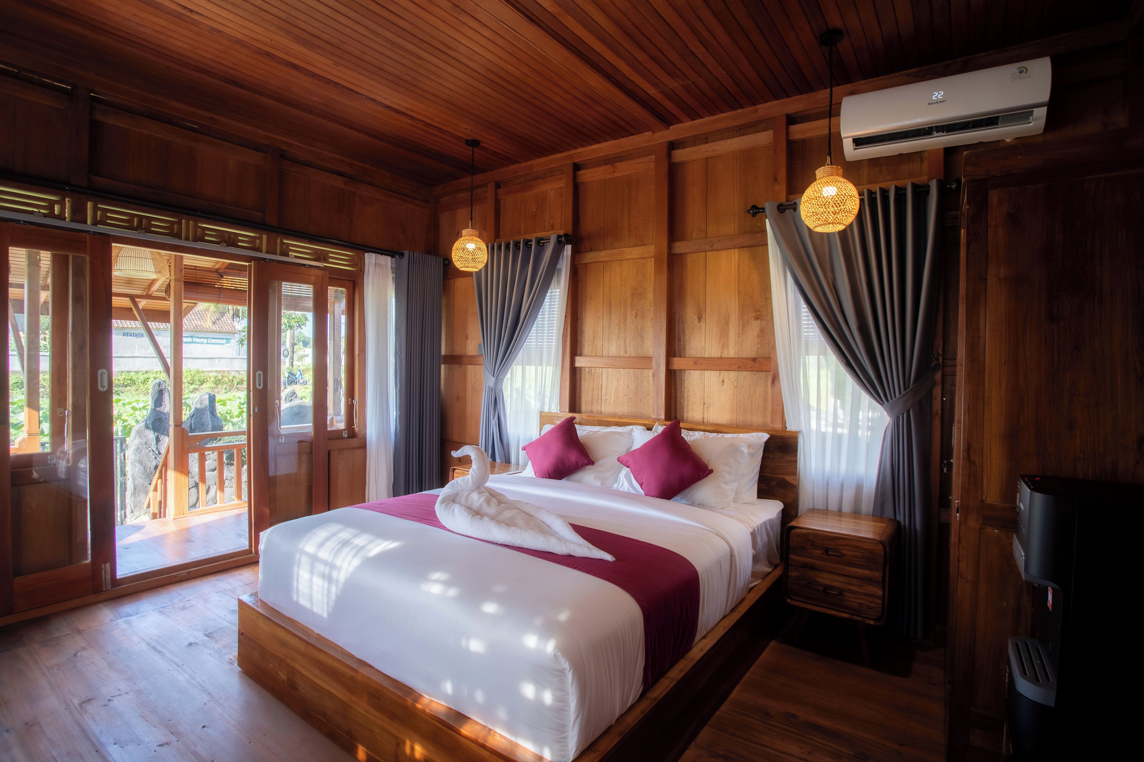 Villa superior, balcón, vista al jardín | Tabla de planchar con plancha, wifi gratis y ropa de cama 