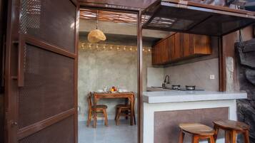 Superior villa, balkon, uitzicht op tuin | Privékeuken | Een koelkast, een magnetron, een oven, een kookplaat