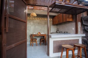 Superior villa, balkon, uitzicht op tuin | Privékeuken | Een koelkast, een magnetron, een oven, een kookplaat