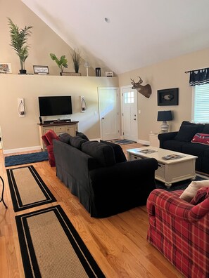 Smart-TV, Kamin, Tischtennisplatte, Bücher