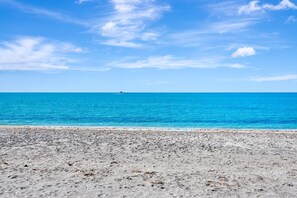 On the beach - 3BR Gulf-Front Luxury with Panoramic Views (Englewood)