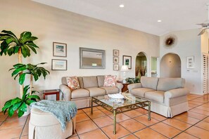 TV - 3BR Gulf-Front Luxury with Panoramic Views (Englewood)