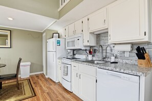 Private kitchen - Cozy Escape Minutes From Branson Fun (Branson)