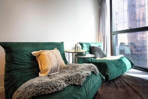 Living area - lvl35 Uno Melbourne CBD with City View (Melbourne)