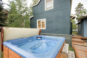 Outdoor spa tub - Walk to everything! Charming 3-bedroom house with private hot tub on French St. (Breckenridge)