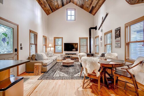 Walk to everything! Charming 3-bedroom house with private hot tub on French St.