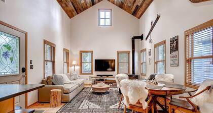 Walk to everything! Charming 3-bedroom house with private hot tub on French St.