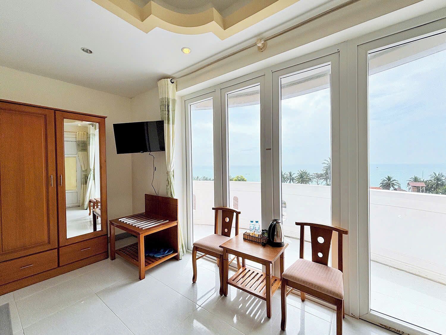 In-room safe, blackout drapes, free WiFi