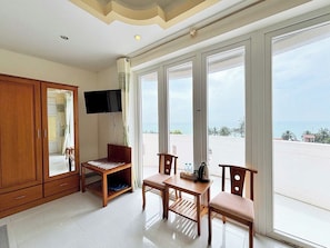 Brankas, tirai kedap cahaya, dan Wi-Fi gratis