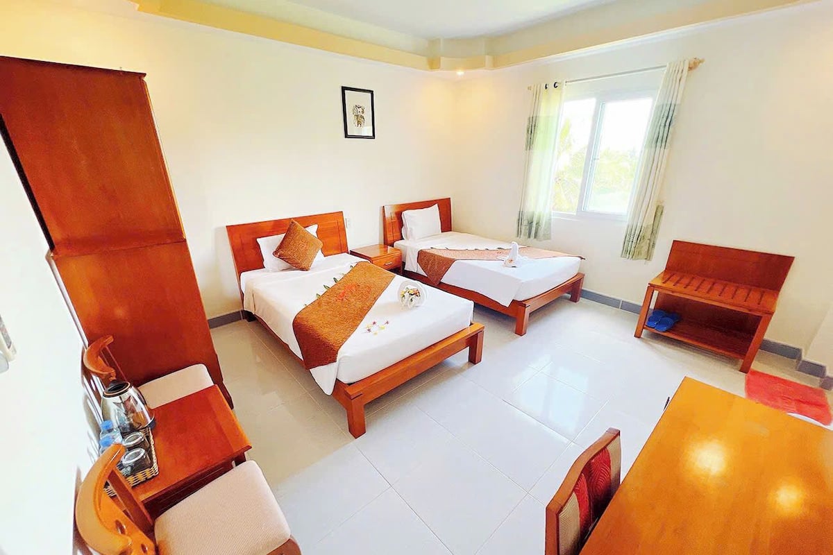 Standard Twin Room | Bathroom | Slippers