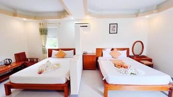 In-room safe, blackout drapes, free WiFi