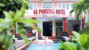 Hà Phương Hotel with a swimming pool and a large inflatable flamingo.