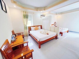 Habitación familiar, balcón, vistas parciales al mar | Caja fuerte, cortinas opacas, wifi gratis