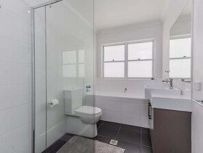 Een douche, een haardroger, handdoeken, zeep