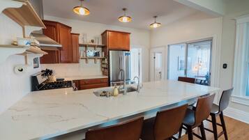 Microondas, horno, placa de cocina, lavavajillas