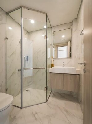 Apartment, Balcony, Garden View | Bathroom