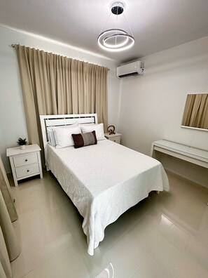Tabla de planchar con plancha, wifi y ropa de cama 