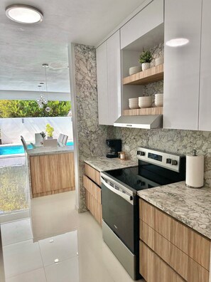 Private kitchen - The house of rest, Hermosa Piscina a 5 minutos del Aeropuerto. (San Juan)