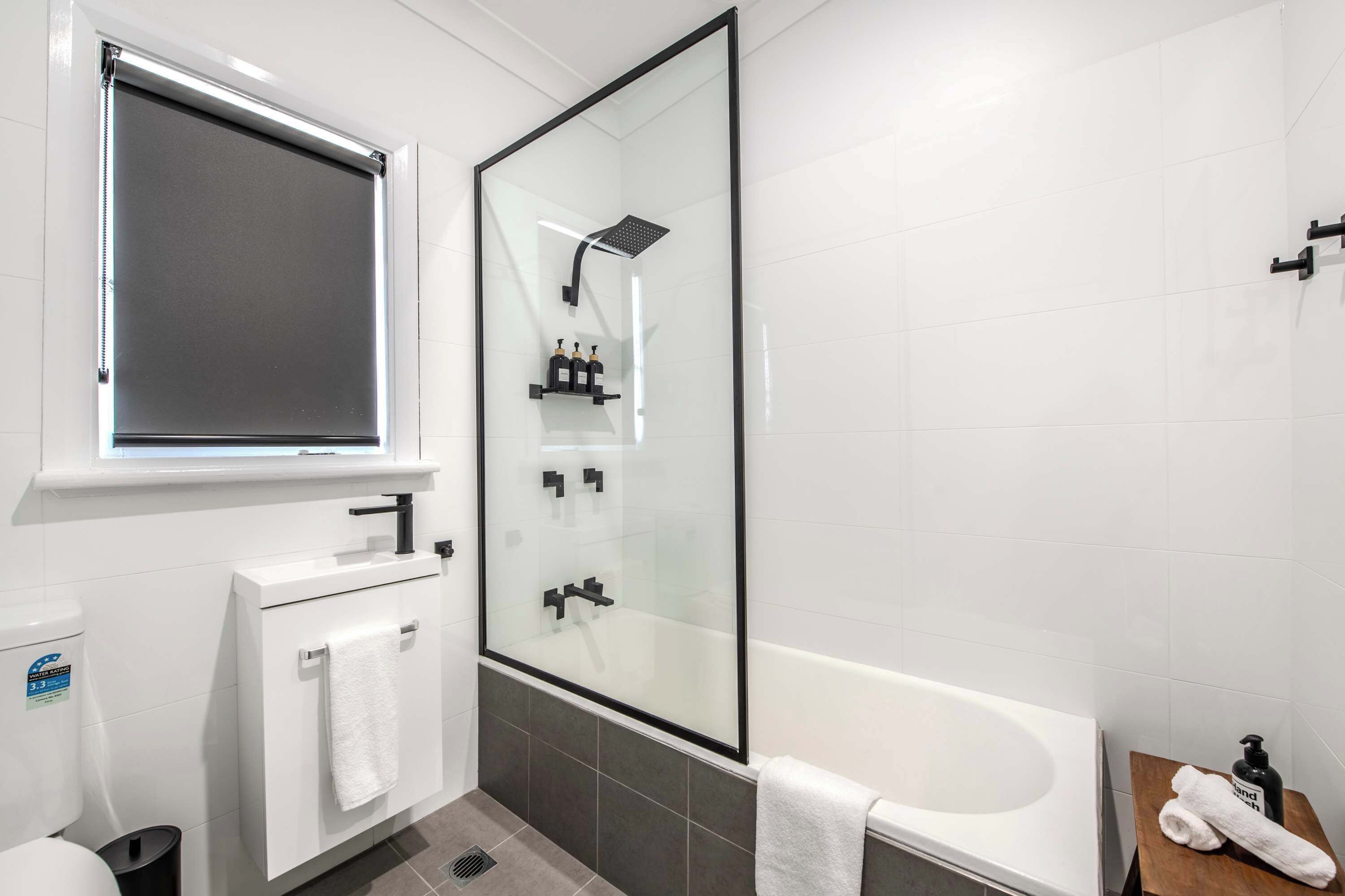 Regadera, secadora de cabello, toallas, jabón 