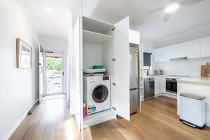 Private kitchen - Central Loft - Cosy & Convenient, Ideal for Work (Dubbo)