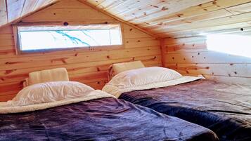 1 habitación, tabla de planchar con plancha y cuna de viaje