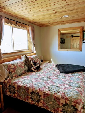 1 bedroom, iron/ironing board, travel crib, free WiFi - Escape to the Open Sky: Authentic Ranch Bunkhouse Getaway on the H3 Cattle Ranch (Springerville)
