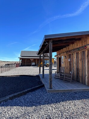 Property grounds - Escape to the Open Sky: Authentic Ranch Bunkhouse Getaway on the H3 Cattle Ranch (Springerville)