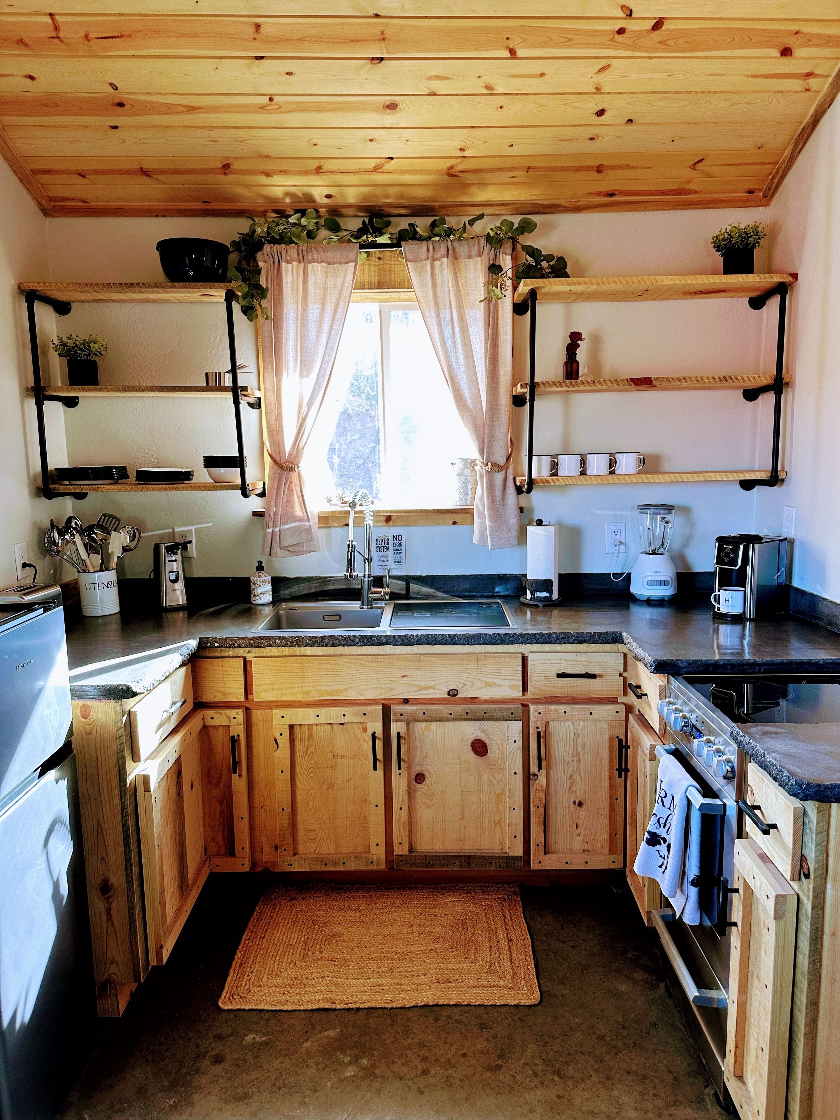 Kjøleskap, mikrobølgeovn, ovn og kokeplater