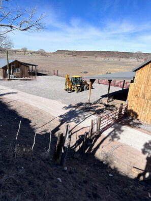 Property grounds - Escape to the Open Sky: Authentic Ranch Bunkhouse Getaway on the H3 Cattle Ranch (Springerville)