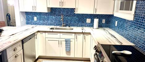 Microondas, horno, placa de cocina, lavavajillas