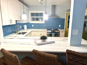 Microwave, oven, stovetop, dishwasher - Gorgeous 3/2 Minutes to downtown Naples & the sand (Naples)