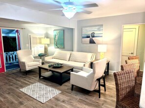 TV - Gorgeous 3/2 Minutes to downtown Naples & the sand (Naples)